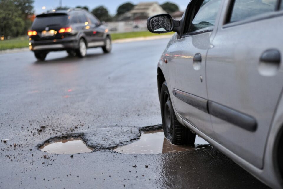 Buracos nas ruas de Goiânia? Saiba como solicitar reparos nas vias da capital com o mencionado problema. Responsabilidade é da Seinfra. (Foto: Jucimar de Sousa/Mais Goiás)