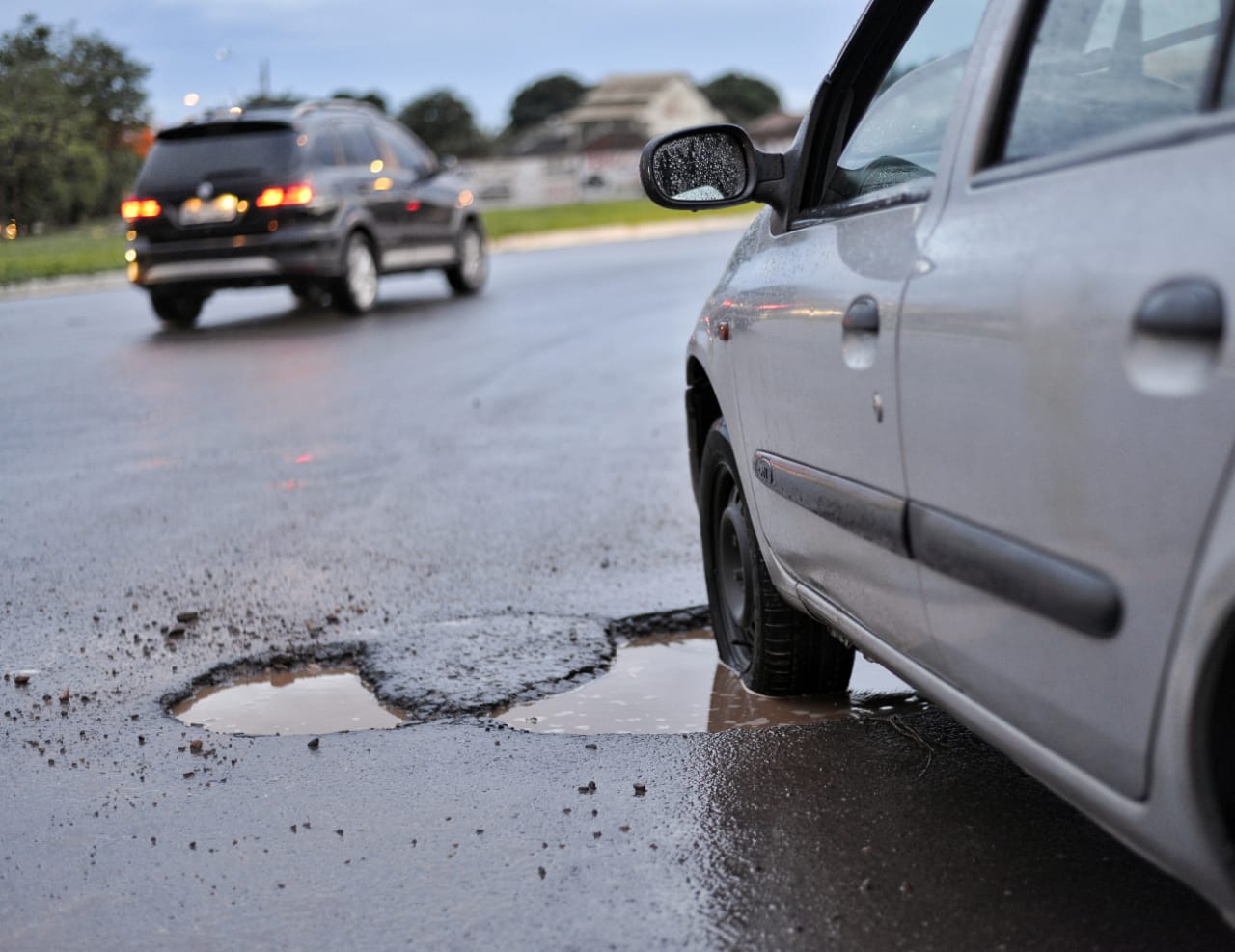Buracos nas ruas de Goiânia? Saiba como solicitar reparos nas vias da capital com o mencionado problema. Responsabilidade é da Seinfra. (Foto: Jucimar de Sousa/Mais Goiás)