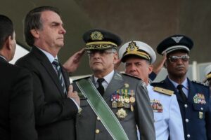 Marinha realiza desfile para entrega de convite a Bolsonaro para assistir manobras em Formosa