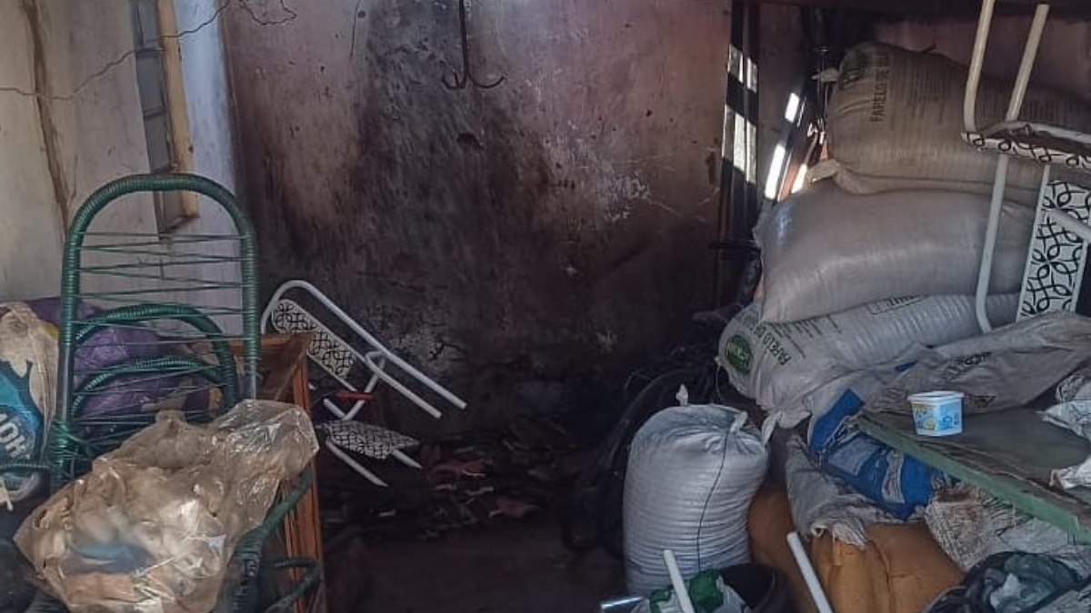 Objetos amontados após casa pegar fogo. Foto ilustra: Mulher tenta exterminar teias de aranha com maçarico e incendeia casa em Iporá