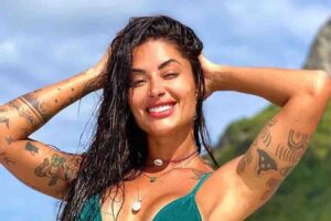 Aline Campos Aline Riscado está infectada e achou que seria mais seguro fazer unhas com manicure que também estivesse com Covid-19