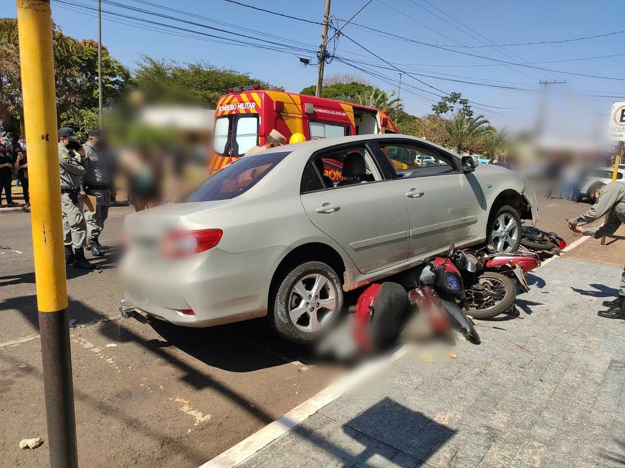 Dois carros e oito motos se envolvem em acidente em Jataí (Foto: Divulgação)