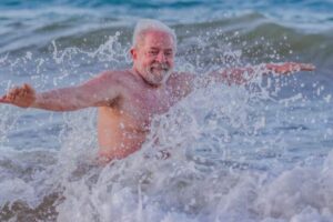 Polícia isola trecho de praia para Lula e namorada no Ceará, diz revista