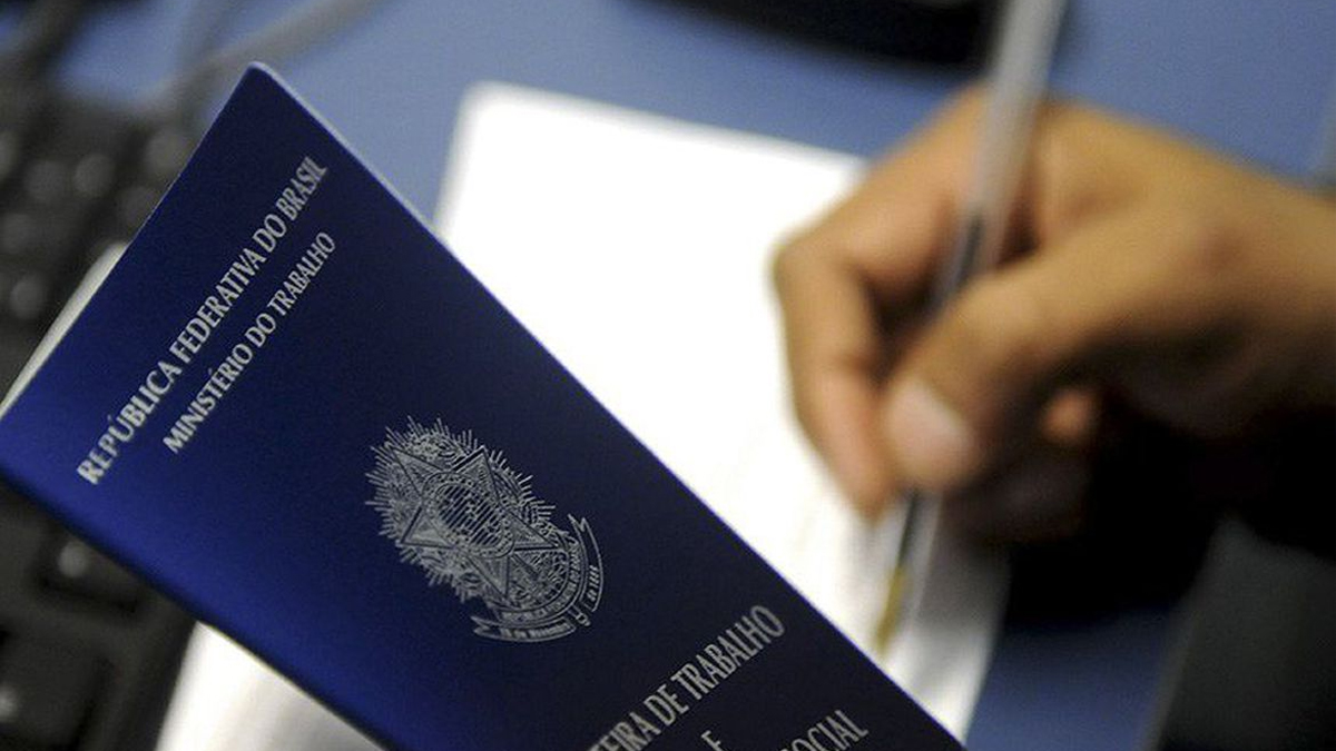 Governo deve prever salário mínimo em torno de R$ 1.170 em 2022