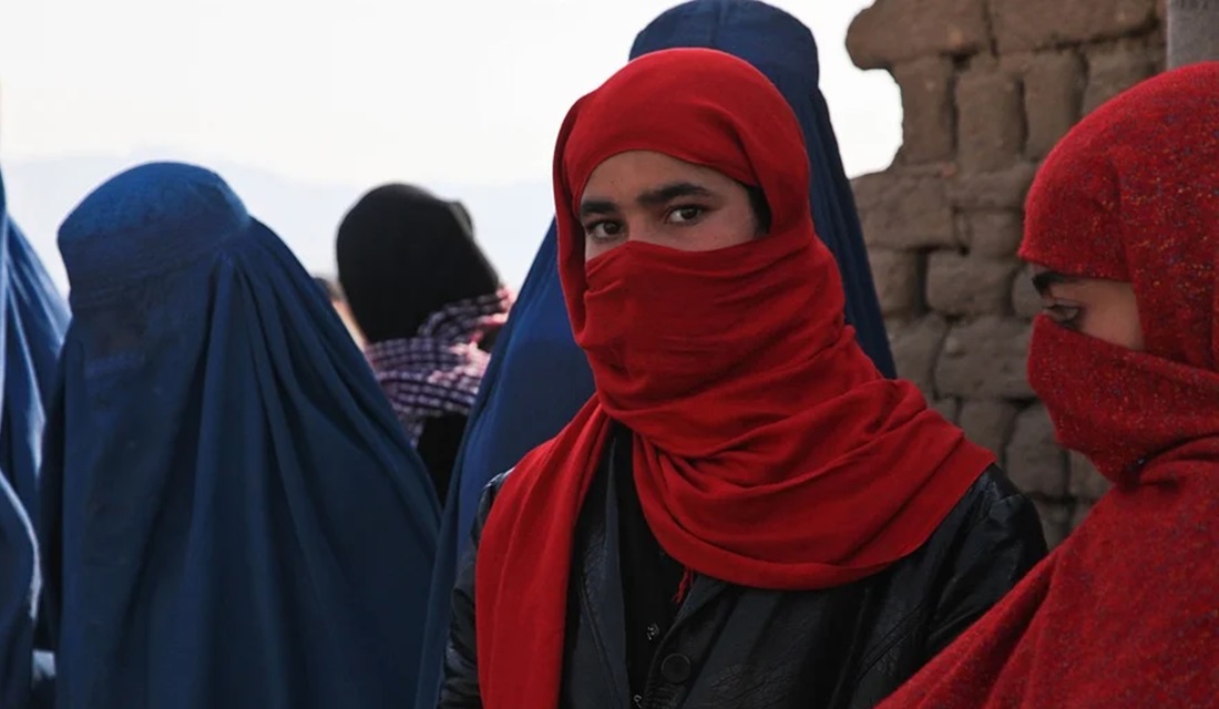 Talibã ateou fogo a uma mulher por 'cozinhar mal', diz ativista afegã