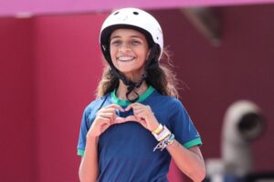 Rayssa Leal faz coração com as mãos