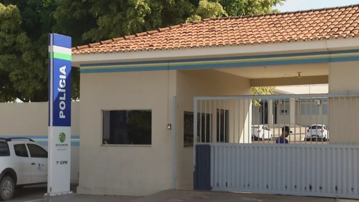 Fachada do sétimo batalhão da PM. A foto ilustra a notícia: Jovem estuprada por sargento sente medo, afirma Ministério Público