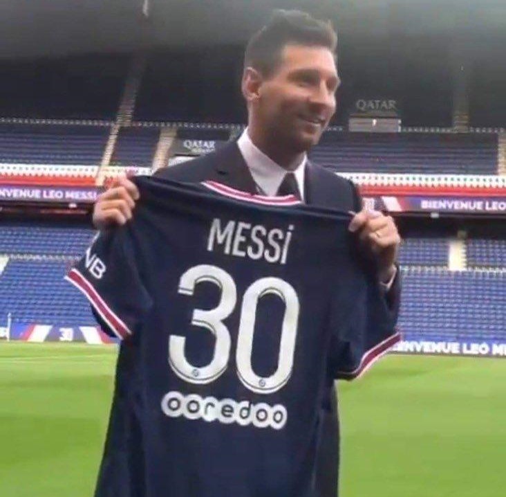 Messi com a camisa 30 do PSG nas mãos