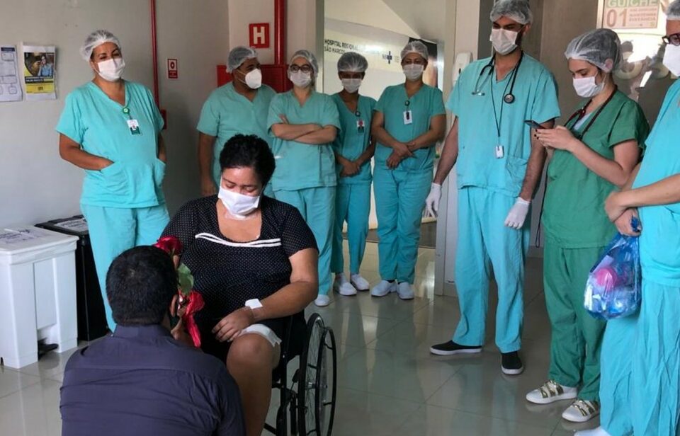 EMOCIONANTE: Mulher é pedida em casamento ao receber alta após ficar 50 dias com Covid na UTI, em Itumbiara. (Foto: reprodução)