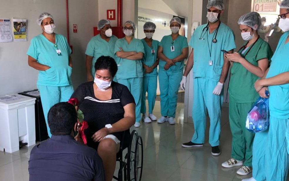 EMOCIONANTE: Mulher é pedida em casamento ao receber alta após ficar 50 dias com Covid na UTI, em Itumbiara. (Foto: reprodução)