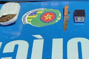 Drogas, faca e balança encontradas na casa do suspeito. (Suspeito morre em confronto com a PM após ser visto escondendo moto furtada em Perolândia)