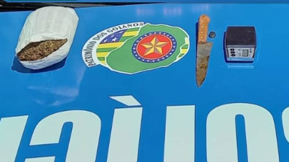 Drogas, faca e balança encontradas na casa do suspeito. (Suspeito morre em confronto com a PM após ser visto escondendo moto furtada em Perolândia)