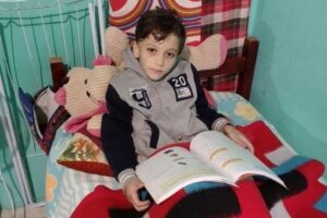 Segundo a polícia, o menor foi dopado pela própria mãe e teve o corpo colocado dentro da mala e ateado no rio