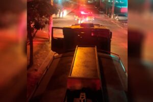 Outros três veículos de carga foram retirados do local sob risco de alastramento das labaredas