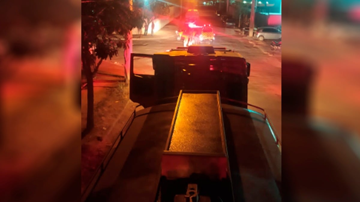 Outros três veículos de carga foram retirados do local sob risco de alastramento das labaredas