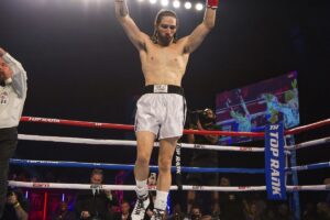 Nico Ali Walsh, neto de Muhammad Ali, comemora primeira vitória no boxe profissional