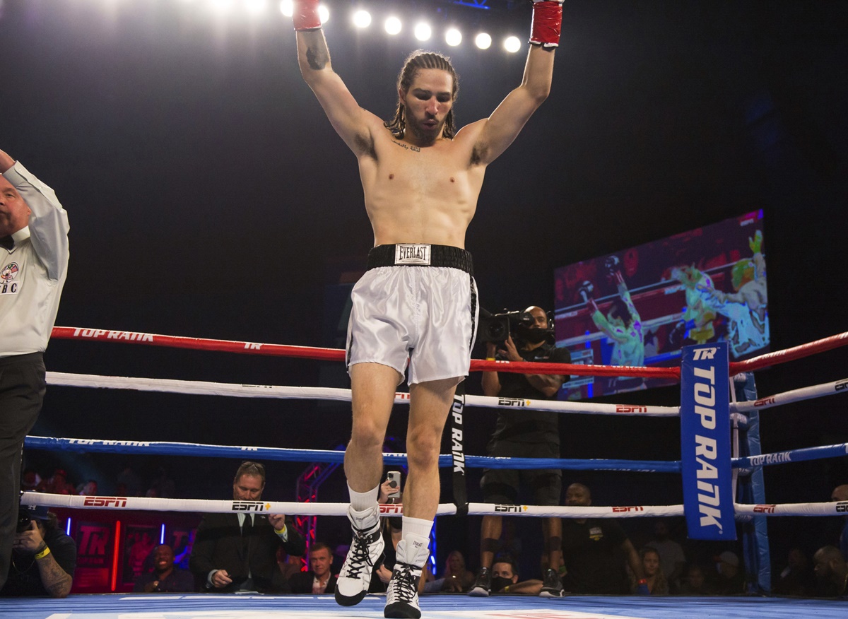 Nico Ali Walsh, neto de Muhammad Ali, comemora primeira vitória no boxe profissional