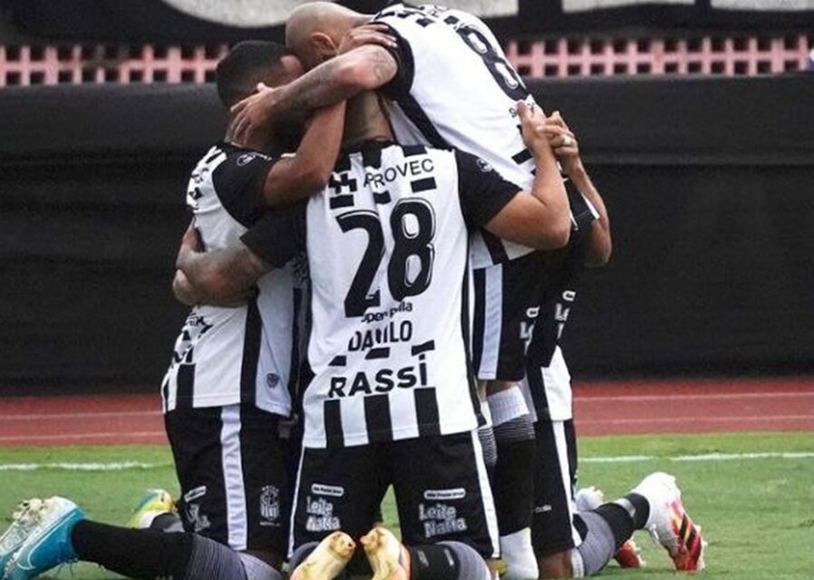 Jogadores do Goiânia comemoram gol