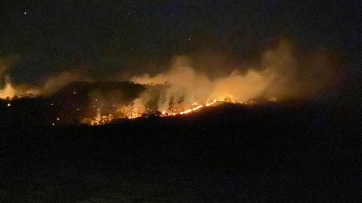 (Bombeiros combatem incêndio de 6 km de extensão na zona rural de Pirenópolis)