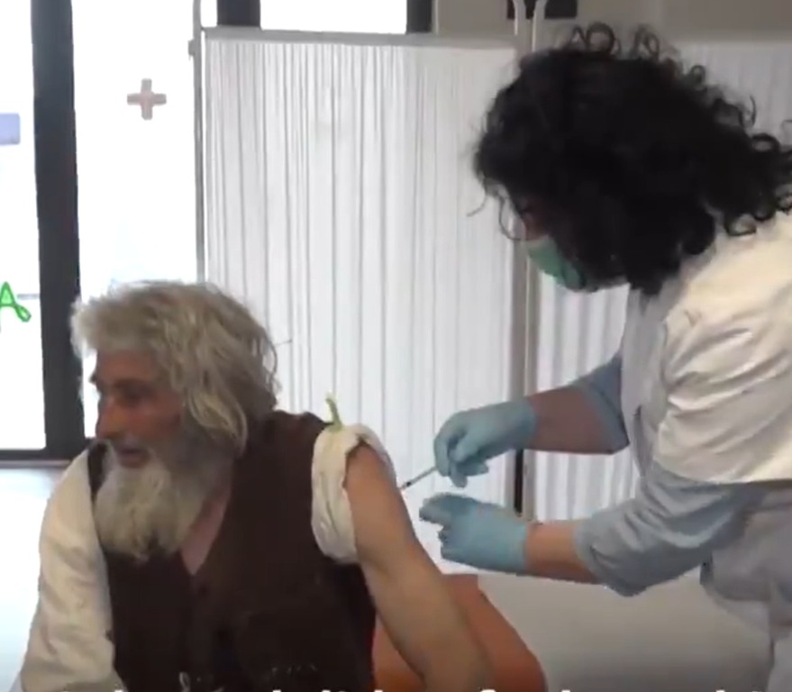 Idoso que vive em caverna recebe vacina contra covid
