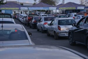 Fila de carros em drive-thru de Aparecida