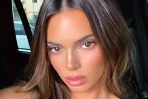 Modelos foram procuradas mas não comentaram o caso. Kendall Jenner e Hailey Bieber são flagradas usando vagas de deficiente