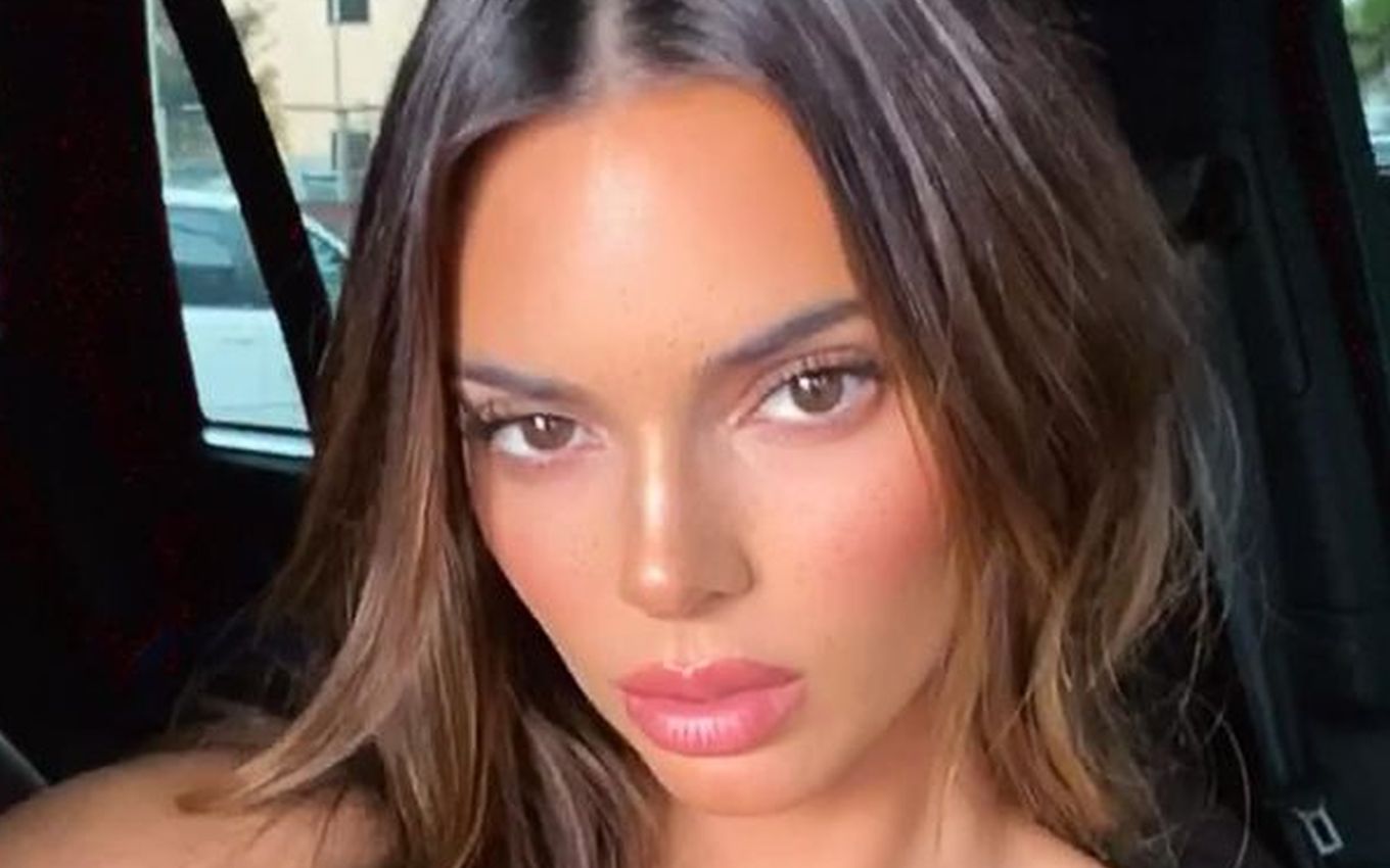 Modelos foram procuradas mas não comentaram o caso. Kendall Jenner e Hailey Bieber são flagradas usando vagas de deficiente