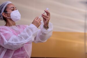 "Sou bem informado", diz um dos milhares de não vacinados contra covid em Goiás