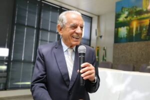 Iris já consegue se sentar na beira da cama, diz boletim médico (Foto: Divulgação)