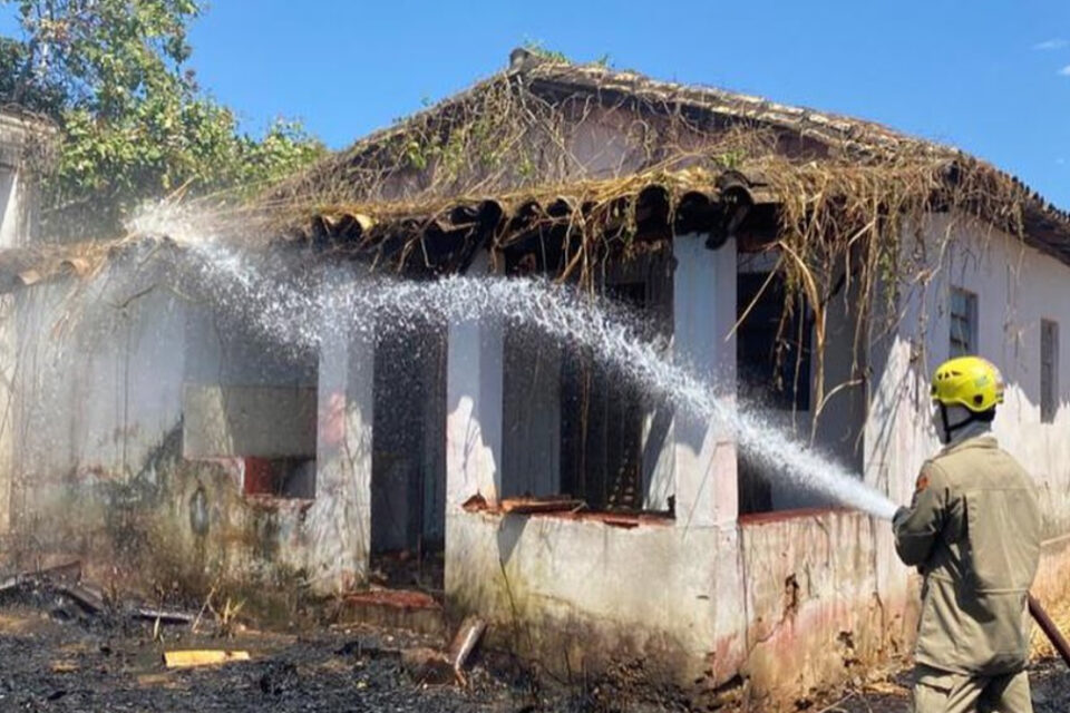 Incêndio em vegetação de lote baldio atinge casa em Pirenópolis