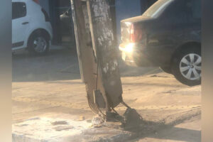 Foto de poste, enviada por lojista, mostra coluna quebrada.Poste 'segurado' por barras retorcidas preocupa comerciantes há mais de 1 ano em Goiânia