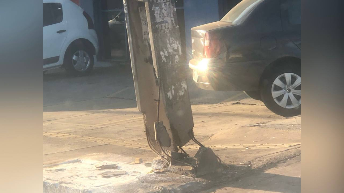 Foto de poste, enviada por lojista, mostra coluna quebrada.Poste 'segurado' por barras retorcidas preocupa comerciantes há mais de 1 ano em Goiânia