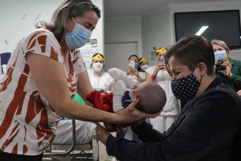 Momento que mãe e filho se veem pela primeira vez