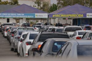 Fila de carros em Drive-thru de Aparecida de Goiânia