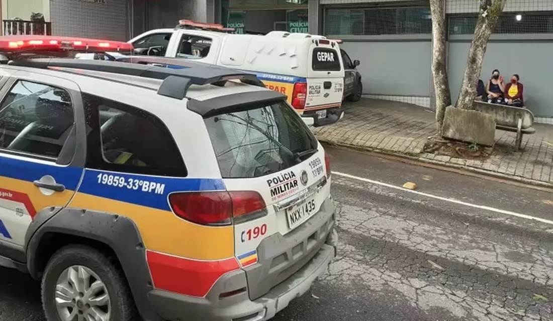 Homem atropela ex-namorada e é esfaqueado pela mãe da vítima em Minas Gerais