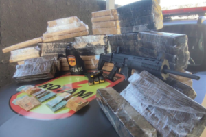 Rotam apreende 100kg de maconha, R$ 13 mil e arma e munição em Goiânia (Foto: Polícia Militar)