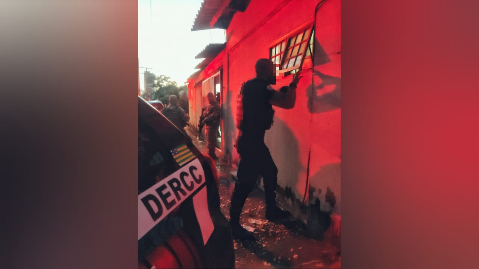 A Polícia Civil cumpriu mandados de buscas em Goiânia contra casal que usava fotos de autoridades para aplicar golpes pela internet.