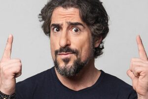 Roupa do apresentador brinca com a cantora comendo de boca aberta. BBB 22: Marcos Mion usa camisa que tira sarro de Naiara Azevedo; foto