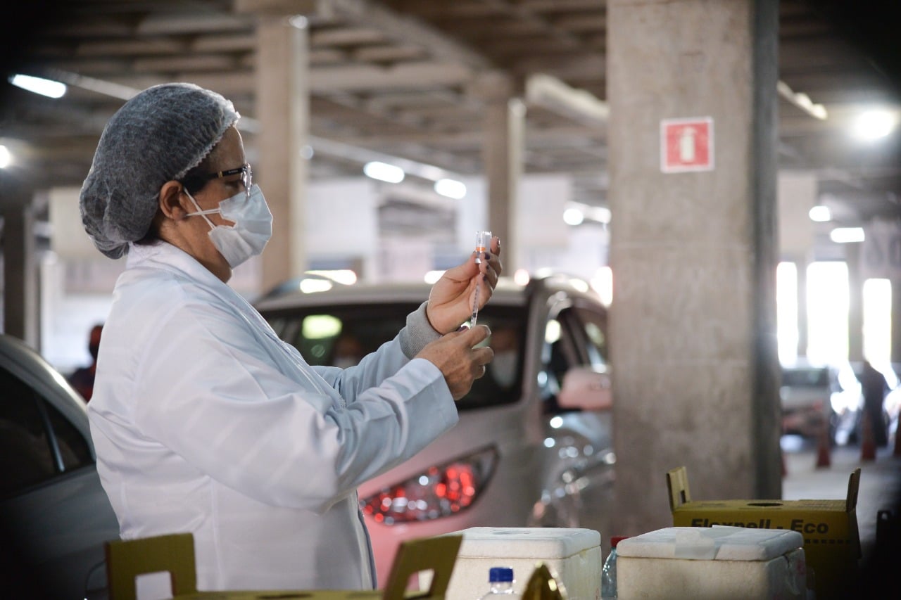 Goiânia vacina pessoas com 28 anos ou mais contra Covid