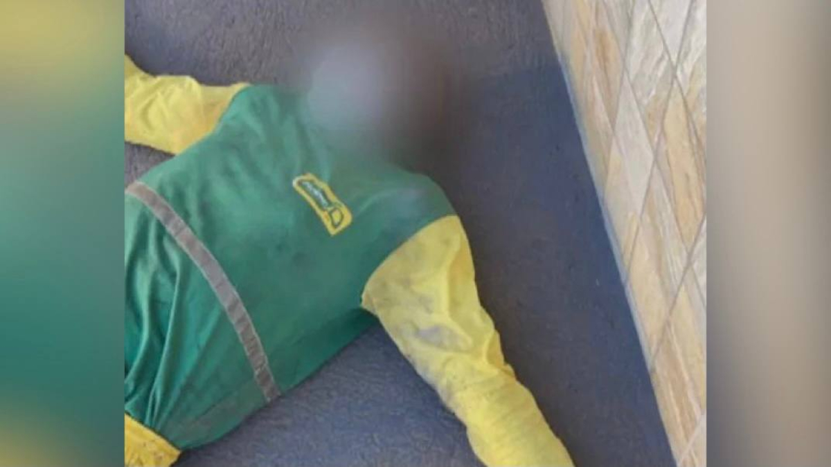 Imagem mostra trabalhador caído no chão - Foto ilustra chamada: Saco de lixo explode e deixa gari com queimaduras no rosto e no pescoço em Jaraguá. Homem precisou ser levado ao hospital - entenda o caso