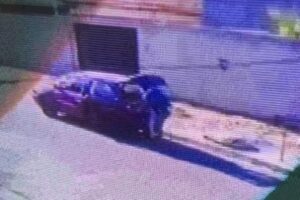 Câmera de segurança flagra casal removendo corpo de porta-malas - Polícia procura casal suspeito de matar vizinho e abandonar o corpo no Jardim América