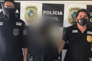 Homem suspeito de estuprar neta, filha e outras duas menores é preso em São Francisco de Goiás, está ao meio de dois agentes civis. O rosto dele está borrado como forma de preservar a identidade dele