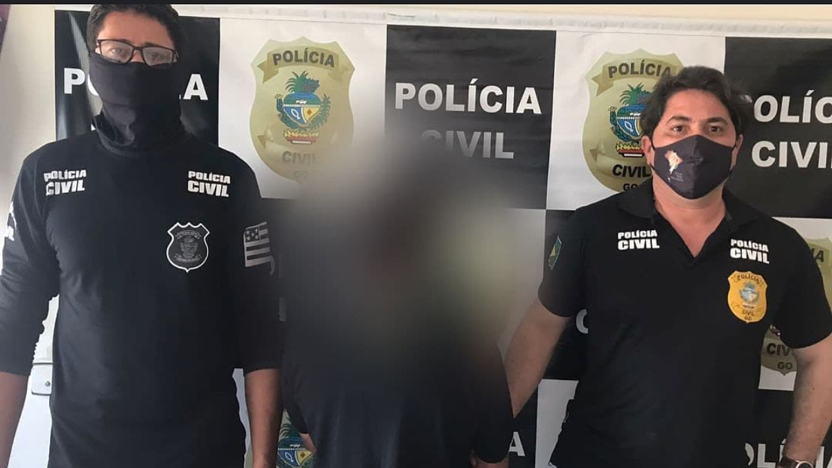 Homem suspeito de estuprar neta, filha e outras duas menores é preso em São Francisco de Goiás, está ao meio de dois agentes civis. O rosto dele está borrado como forma de preservar a identidade dele