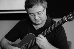 Camilo Carrara se apresenta no Em Casa Com Sesc nesta terça, 10