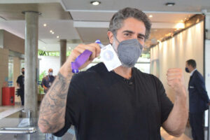 Marcos Mion chora, diz estar 'surtando na Globo' e que dormiu de crachá