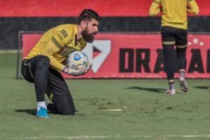 Fernando Miguel durante treino no Atlético-GO