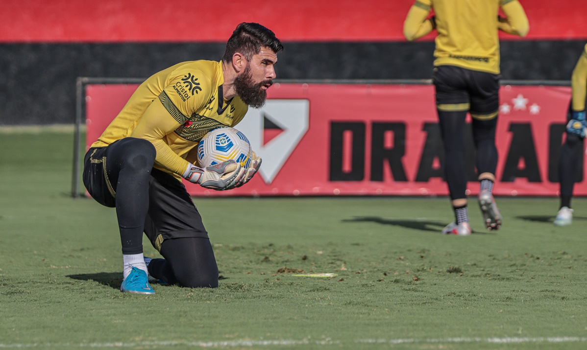 Fernando Miguel durante treino no Atlético-GO