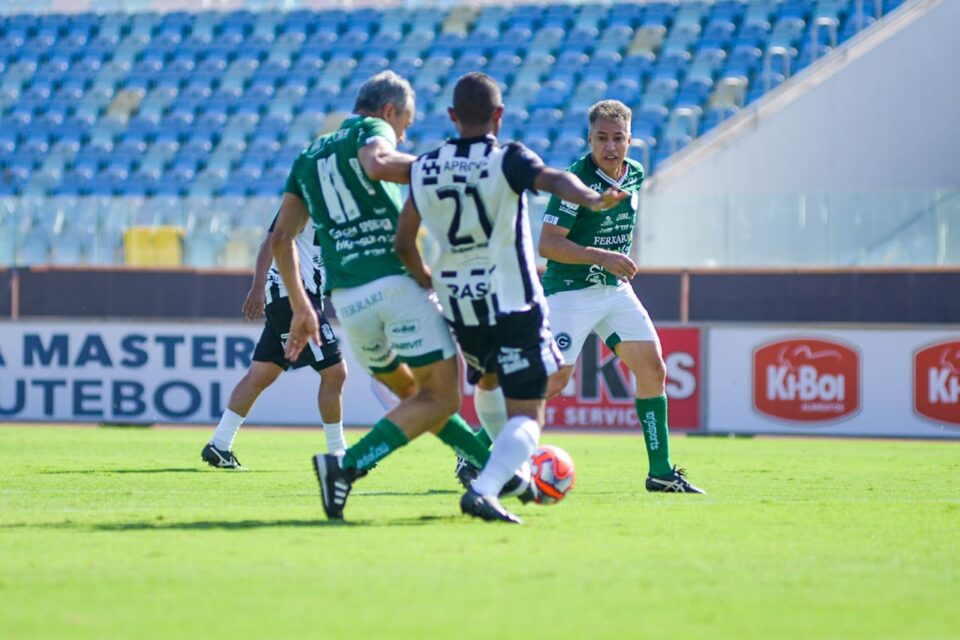 Romerito disputa bola com marcador