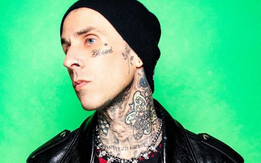 Travis Barker, do Blink 182, faz sua 1ª viagem de avião desde acidente de 2008