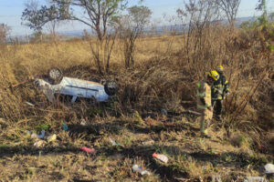 Carro atinge ponto na BR-070 em Ceilândia sentido Águas Lindas e deixa 2 mortos